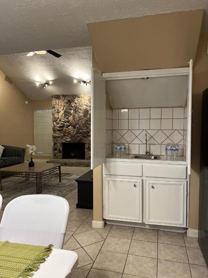 Centrally Located Houston Retreat! Sleeps 8, 10 Min To Downtown, Free Parking Luaran gambar