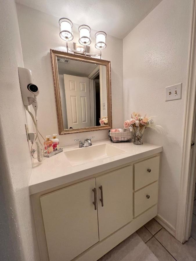 Centrally Located Houston Retreat! Sleeps 8, 10 Min To Downtown, Free Parking Luaran gambar