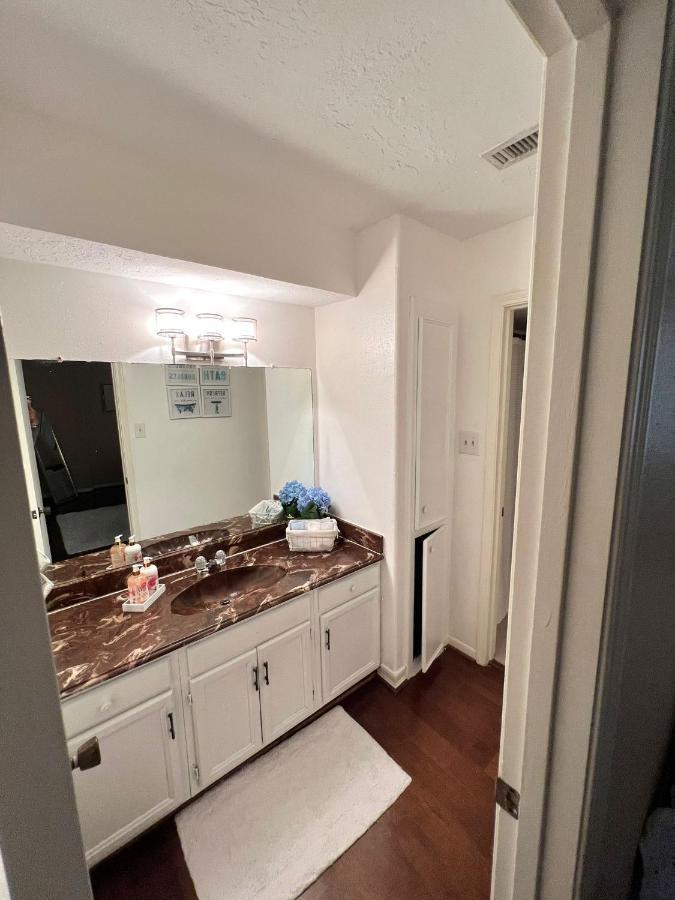 Centrally Located Houston Retreat! Sleeps 8, 10 Min To Downtown, Free Parking Luaran gambar