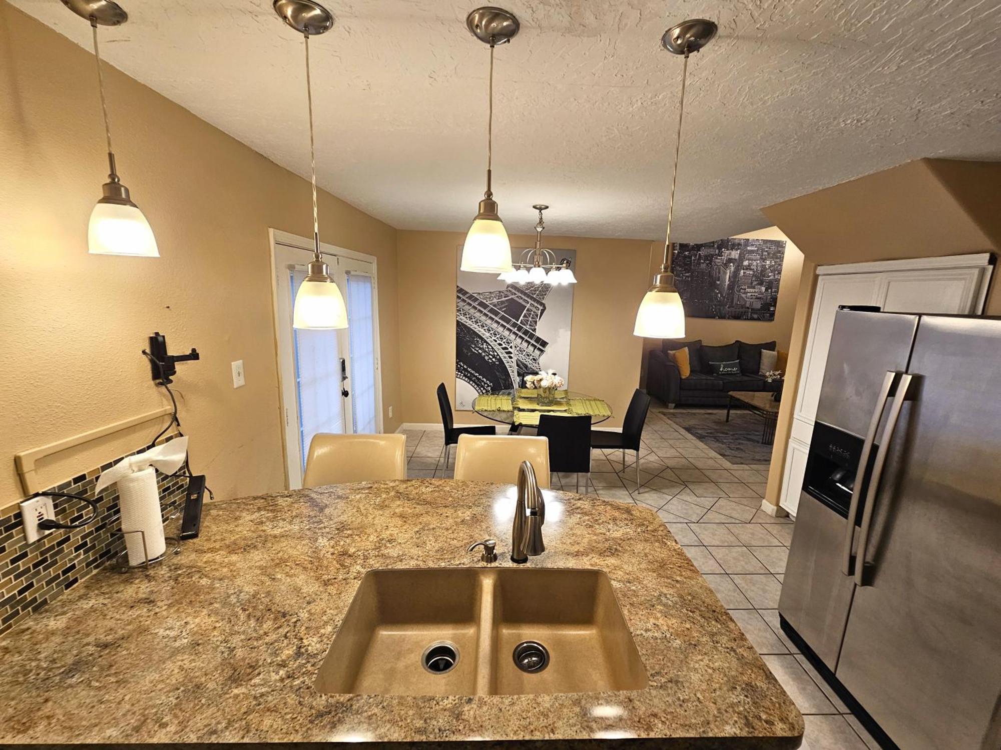 Centrally Located Houston Retreat! Sleeps 8, 10 Min To Downtown, Free Parking Luaran gambar